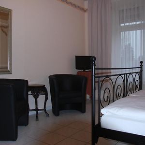 Zimmer mit Kingsize-Bett